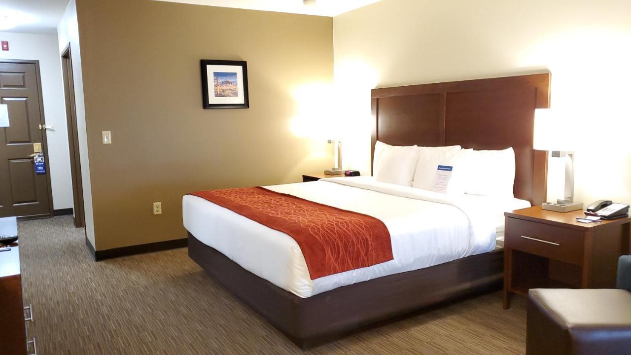 Comfort Inn & Suites Tempe Phoenix Sky Harbor Airport Exterior photo
