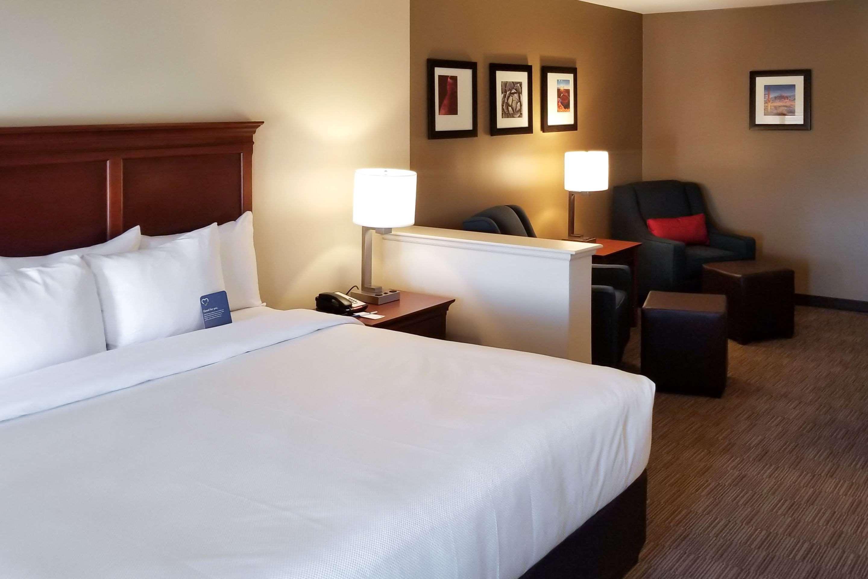 Comfort Inn & Suites Tempe Phoenix Sky Harbor Airport Exterior photo