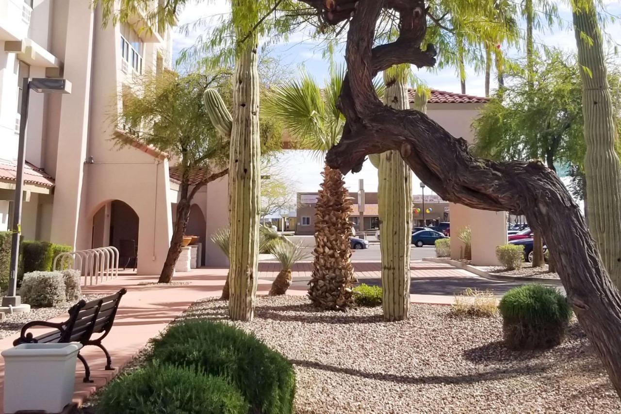 Comfort Inn & Suites Tempe Phoenix Sky Harbor Airport Exterior photo