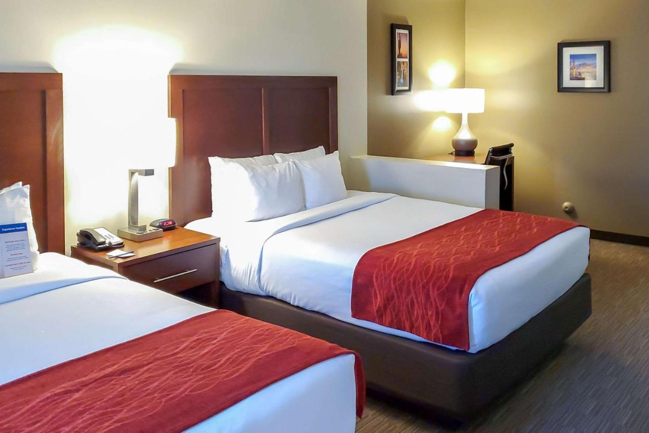 Comfort Inn & Suites Tempe Phoenix Sky Harbor Airport Exterior photo