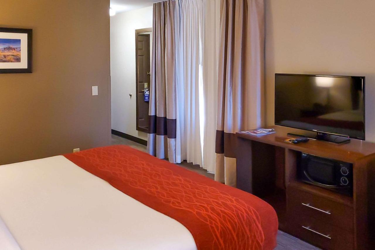 Comfort Inn & Suites Tempe Phoenix Sky Harbor Airport Exterior photo